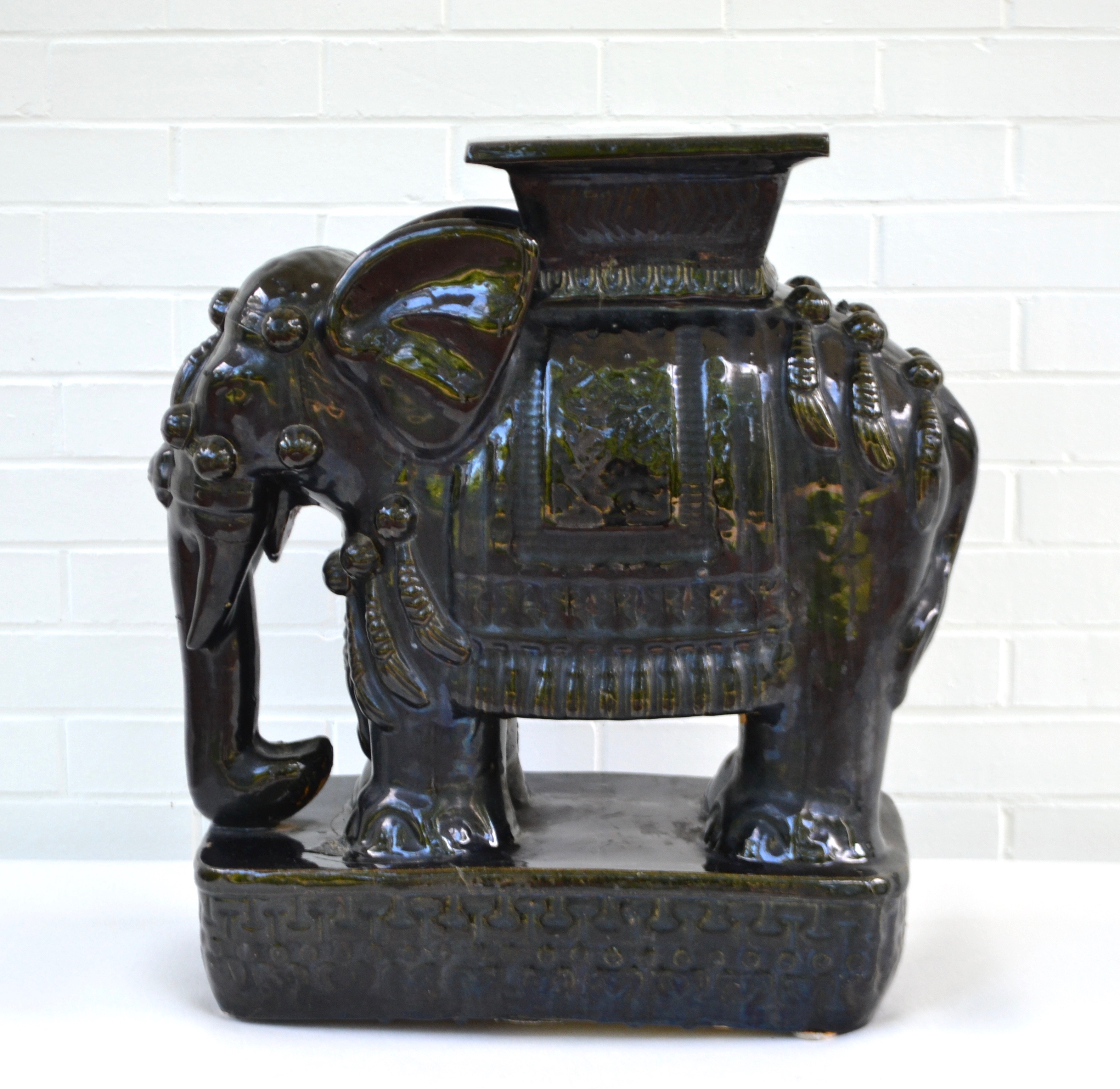 hollywoodregencyceramicelephantformsidetablepmdgimage6.jpg