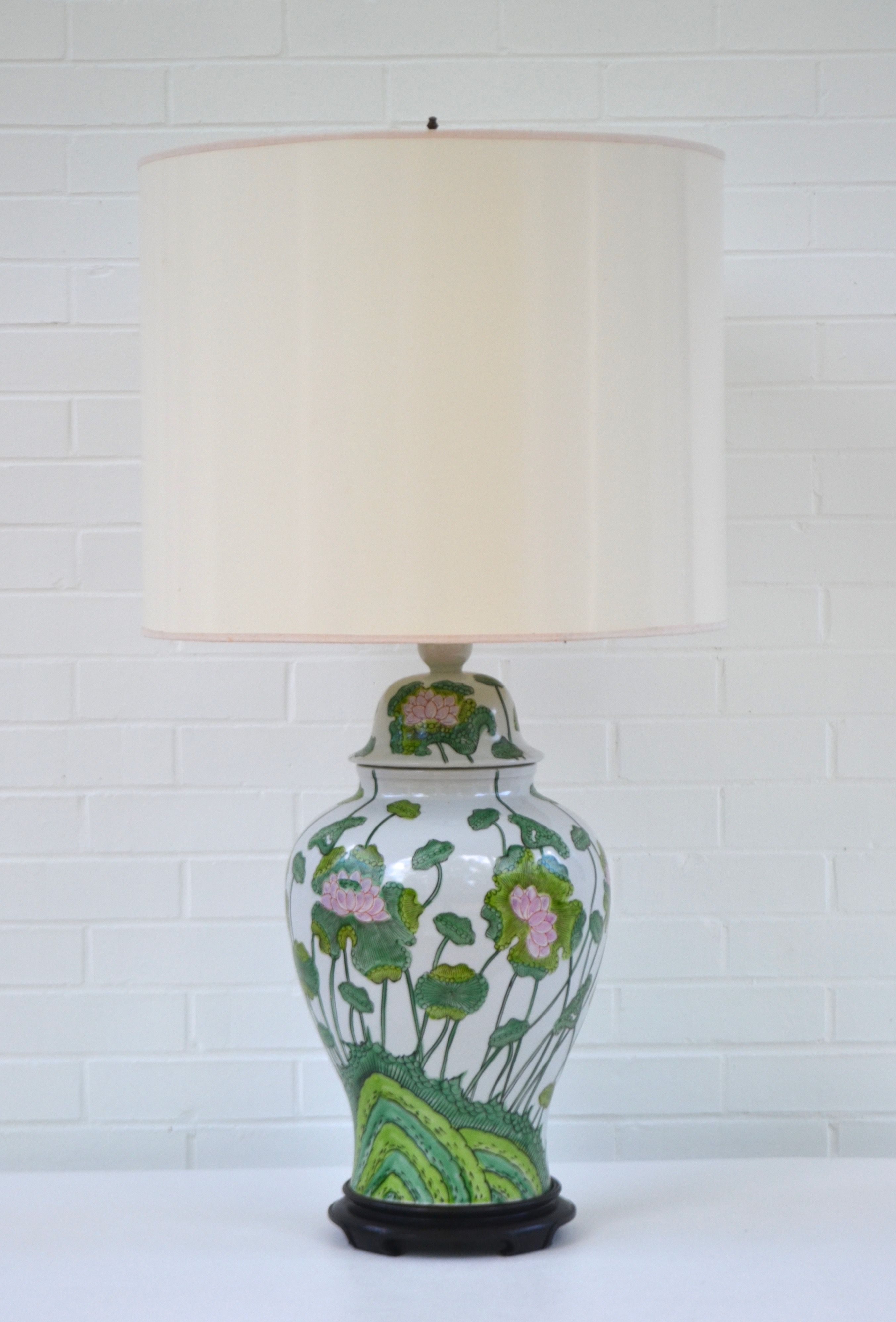 hollywoodregencygingerjarformceramictablelampwithfloralmotifpmdgimage1.jpg